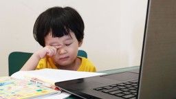 Lưu tâm bảo vệ đôi mắt trẻ khi học trực tuyến
