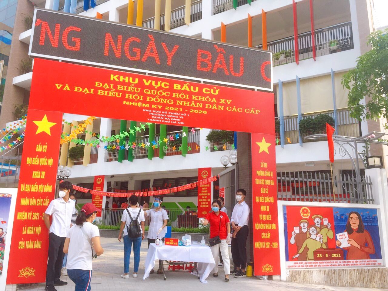 Tưng bừng Ngày hội non sông ở khu vực bỏ phiếu số 1 tại trường Tiểu học Nguyễn Bá Ngọc