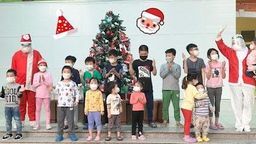 Quận Ba Đình: Tặng quà và tổ chức Noel cho các em nhỏ điều trị tại Trạm Y tế lưu động phường Ngọc Khánh