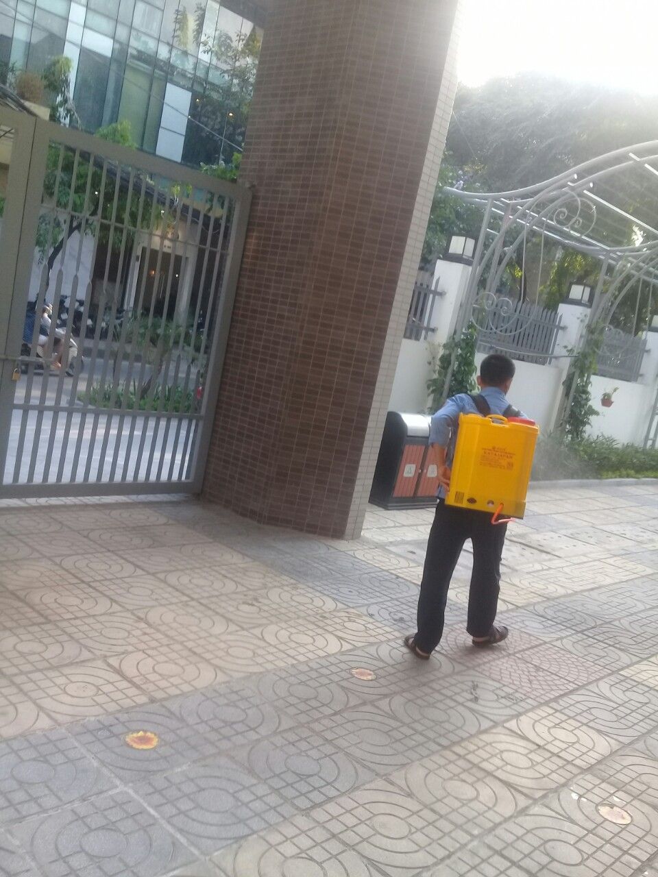 Trường tiểu học Nguyễn Bá Ngọc tích cực thực hiện công tác vệ sinh, phun thuốc tẩy trùng, khử khuẩn phòng chống dịch Covid-19