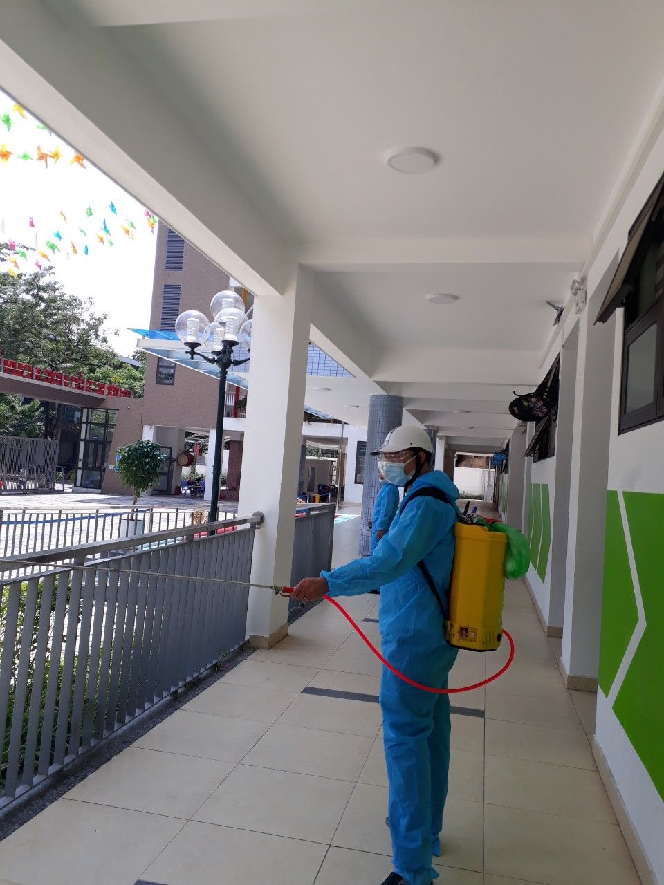 Tiến hành khử khuẩn tại điểm chờ tiểu học Nguyễn Bá Ngọc sau buổi thi đầu tiên kì thi tuyển sinh vào lớp 10 công lập năm học 2021 - 2022