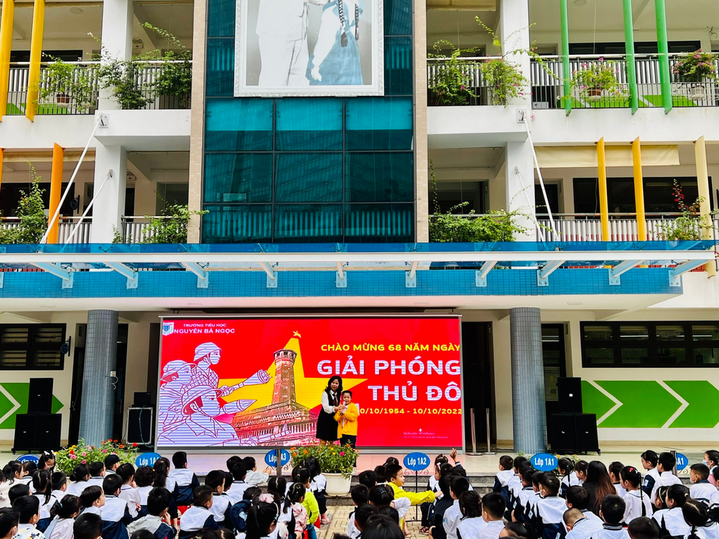 Sống lại kí ức hào hùng của ngày Giải phóng Thủ đô cùng học sinh trường Tiểu học Nguyễn Bá Ngọc