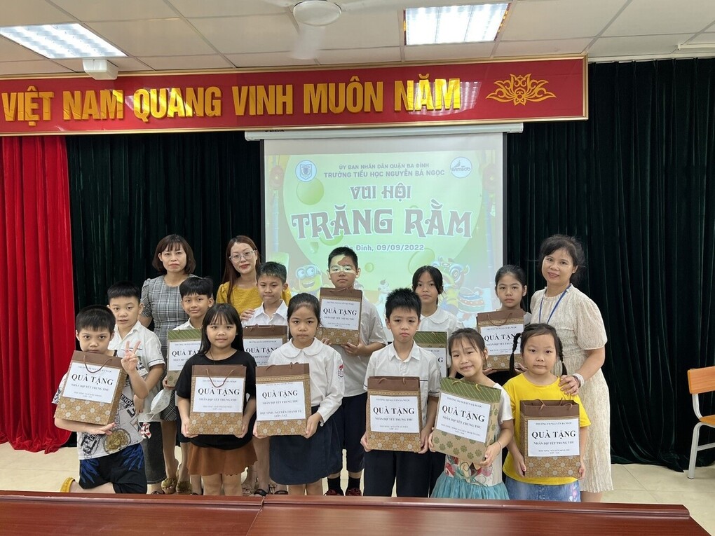 Tặng quà học sinh nhân dịp Trung thu năm 2022