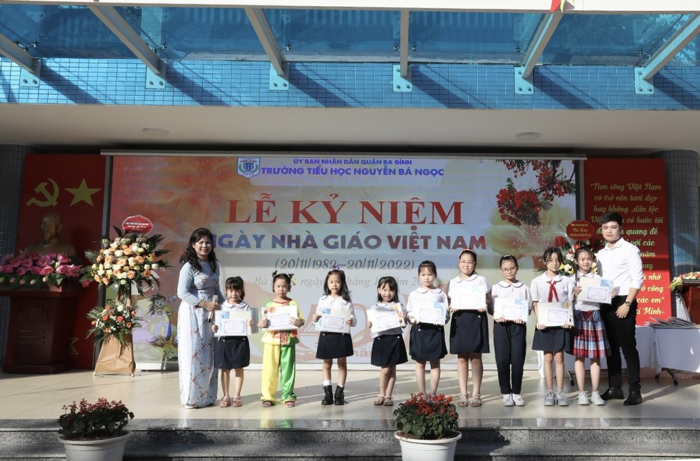 Học sinh trường Tiểu học Nguyễn Bá Ngọc hào hứng vẽ tranh kỷ niệm 40 năm Ngày Nhà giáo Việt Nam