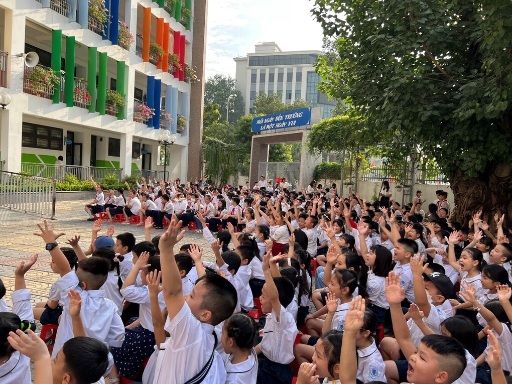 Học sinh trường Tiểu học Nguyễn Bá Ngọc sinh hoạt dưới cờ với chủ đề: "Tuyên truyền phòng chống sốt xuất huyết"