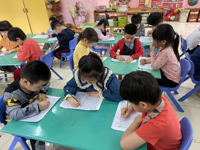 Phụ huynh “đua nhau” cho con học trước lớp 1: Nên hay không?