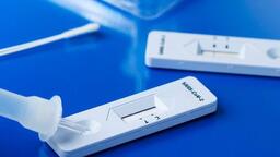 Lạm dụng test nhanh Covid-19: Lãng phí!