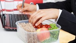 Thừa cân, béo phì khi làm việc, học online ở nhà thời COVID-19 - Cách nào để phòng tránh?