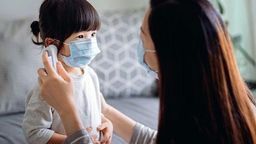 Dùng thuốc và chăm sóc trẻ F0 tại nhà - những điều phụ huynh cần biết