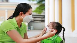 Bác sĩ Nhi khoa lưu ý khi chăm sóc trẻ mắc COVID-19 tại nhà