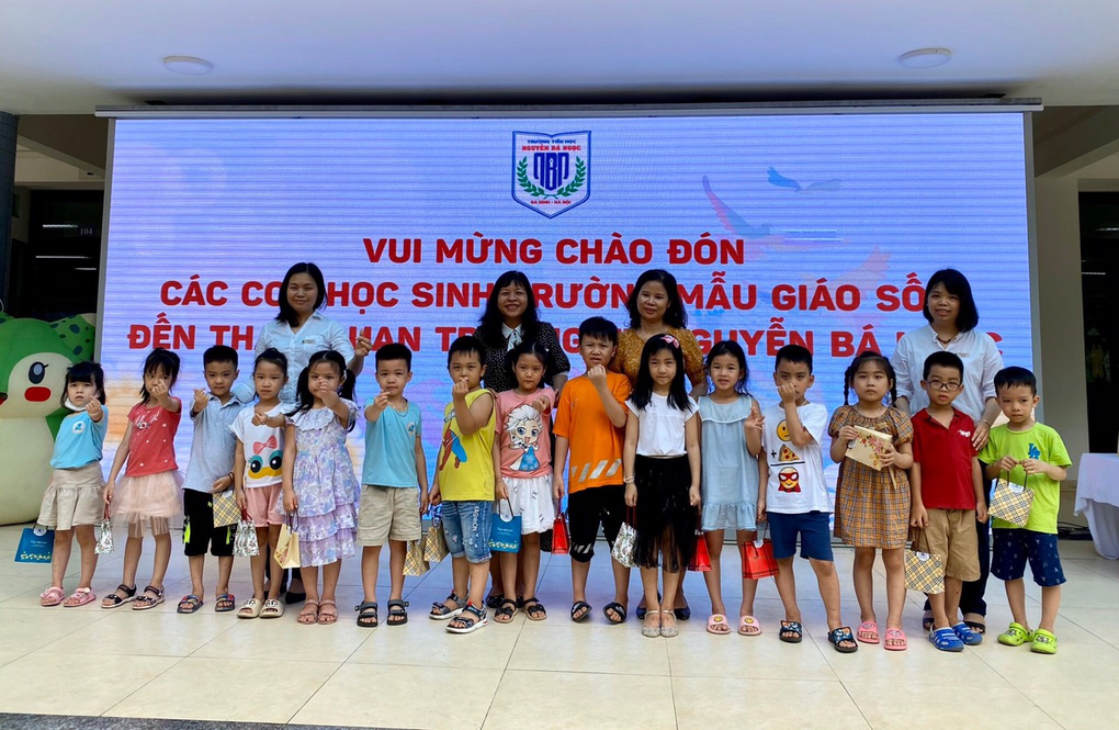 Đón đoàn học sinh mẫu giáo của trường mẫu giáo số 9 tham quan trường tiểu học Nguyễn Bá Ngọc