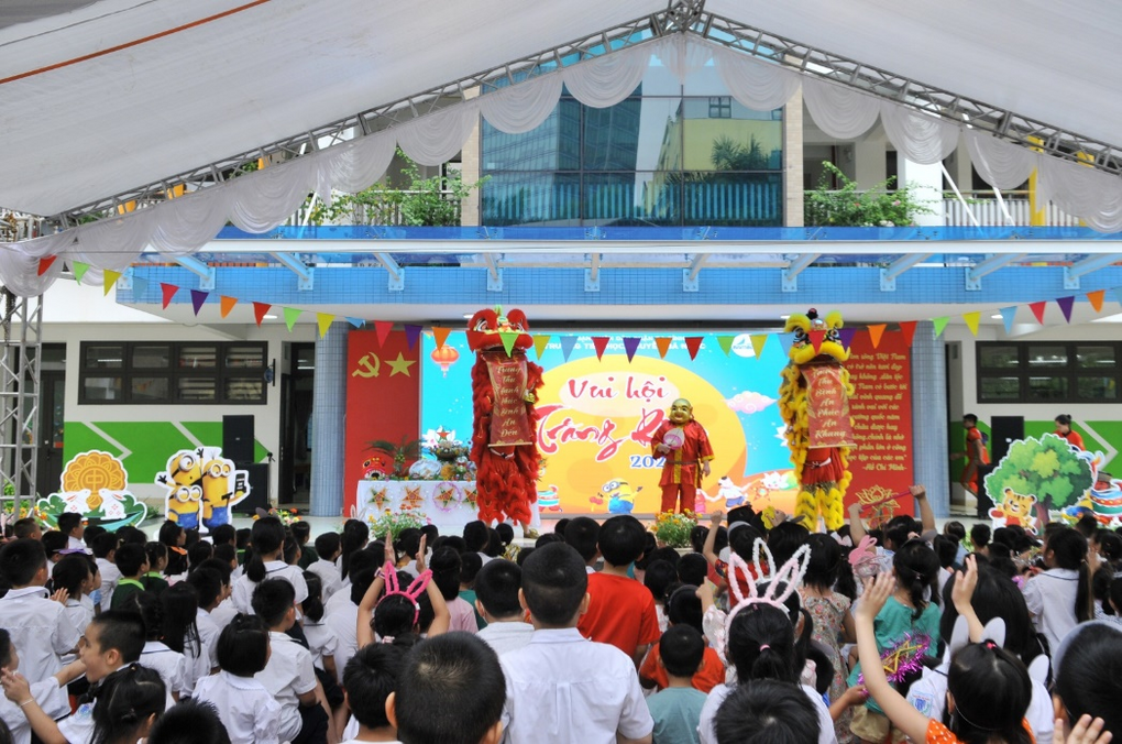 Chương trình “Vui Tết Trung thu năm 2022” tại trường tiểu học Nguyễn Bá Ngọc