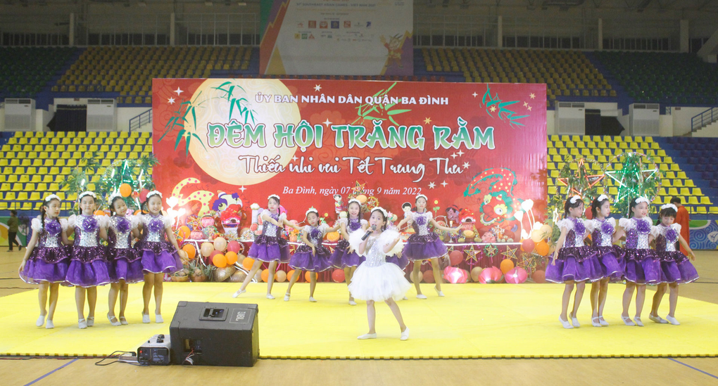 Học sinh trường tiểu học Nguyễn Bá Ngọc tham dự chương trình Đêm hội trăng rằm do quận Ba Đình tổ chức