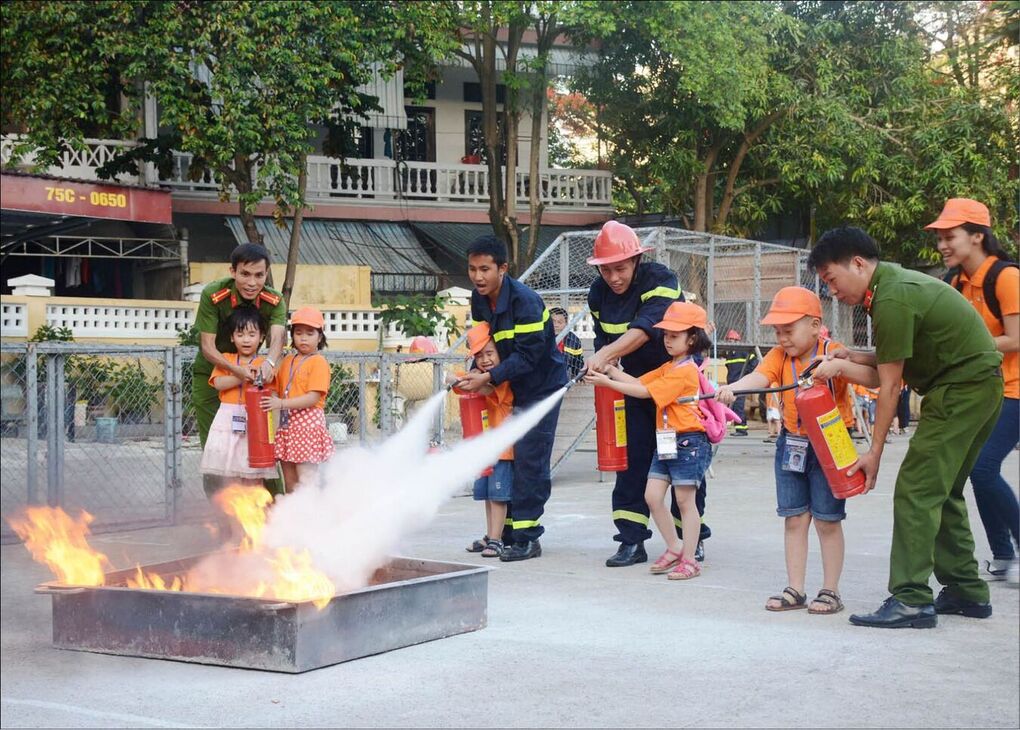 Ba Đình: Trang bị kiến thức, kỹ năng về phòng cháy chữa cháy và cứu nạn cứu hộ cho học sinh trong các cơ sở giáo dục