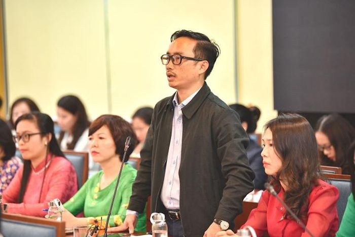 Bộ trưởng GD&ĐT trực tiếp hỏi giáo viên "có bị áp đặt khi lựa chọn SGK"