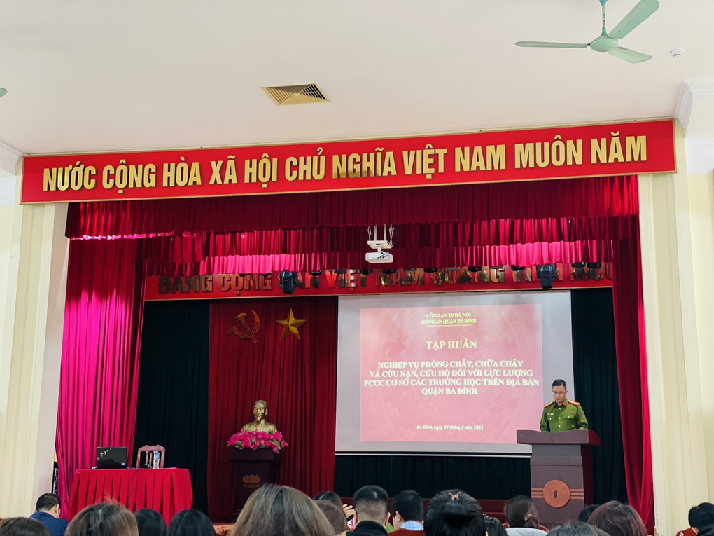 Giáo viên trường TH Nguyễn Bá Ngọc tham dự lớp tập huấn nghiệp vụ PCCC và cứu nạn, cứu hộ đối với lực lượng PCCC cơ sở trường học trên địa bàn quận Ba Đình