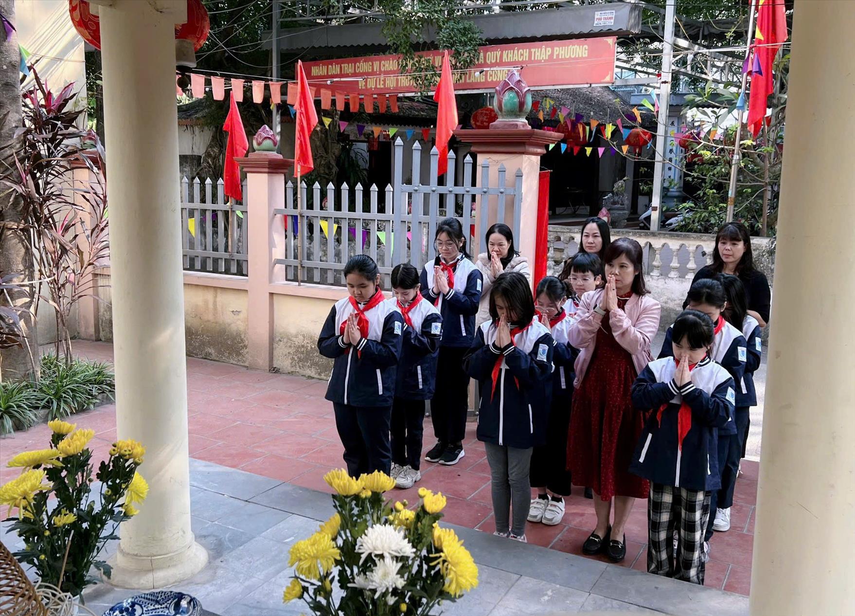 Liên đội Trường Tiểu học Nguyễn Bá Ngọc thực hiện phong trào Đền ơn đáp nghĩa nhân dịp Kỷ niệm 80 năm Ngày thành lập Quân đội Nhân dân Việt Nam