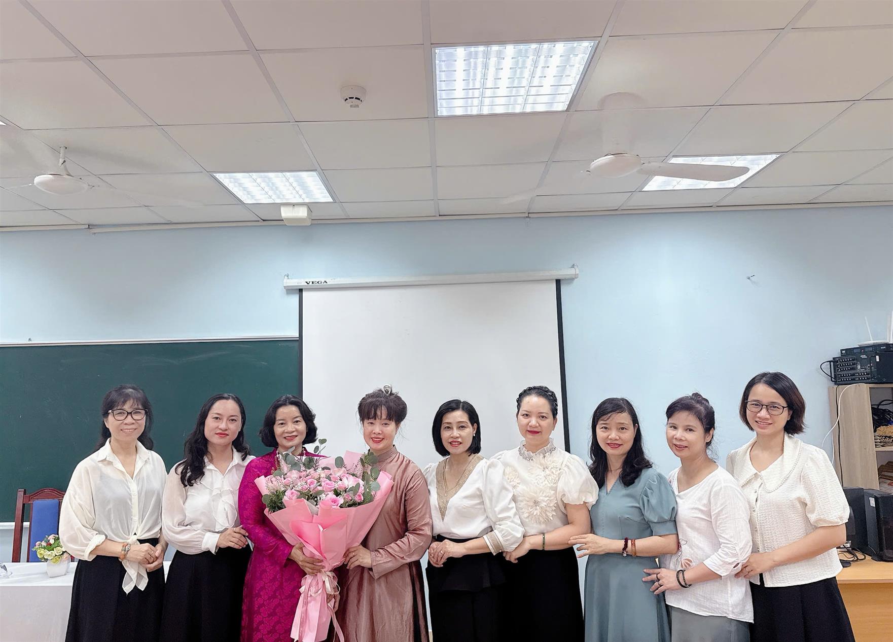 Trường Tiểu học Nguyễn Bá Ngọc vui mừng chào đón Tân Hiệu Trưởng – Nhà giáo Phùng Tố Nga