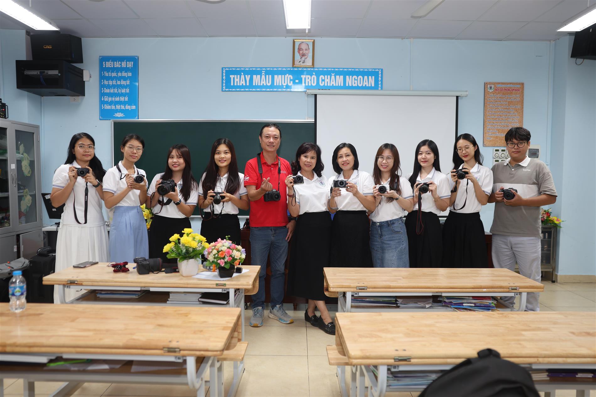 Trường Tiểu học Nguyễn Bá Ngọc tổ chức tập huấn kỹ năng chụp ảnh cho giáo viên