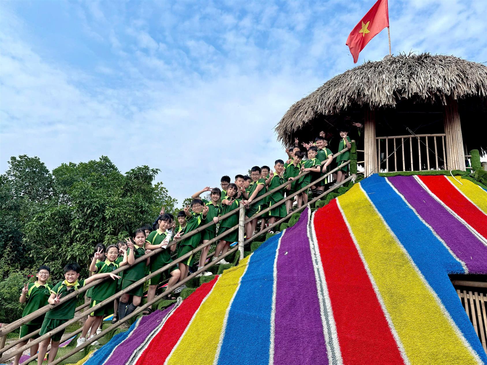 Hành trình trải nghiệm đầy niềm vui của học sinh trường Tiểu học Nguyễn Bá Ngọc tại Công viên Cầu vồng – Làng Bách Nghệ