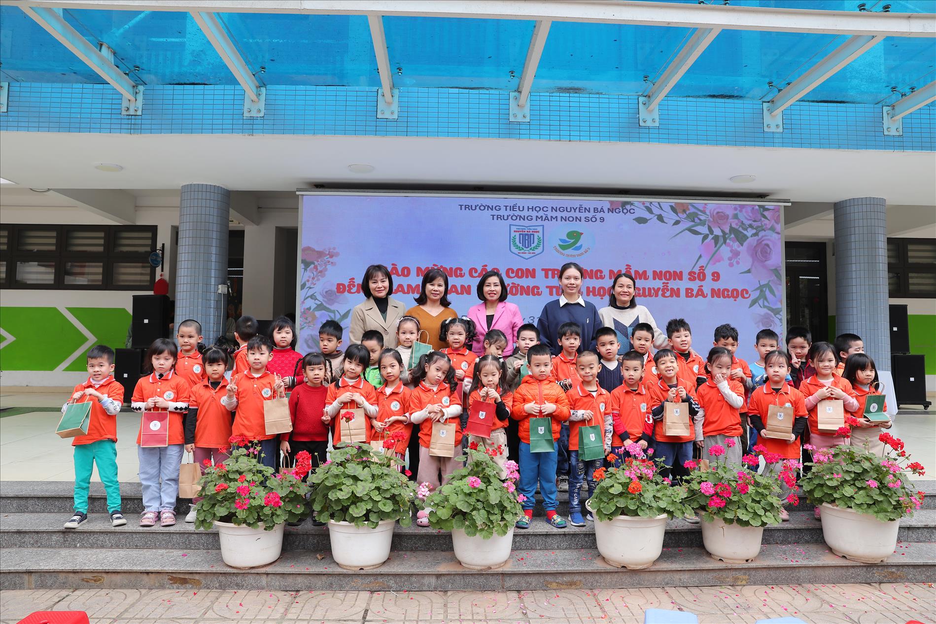 Hân hoan chào đón các con học sinh trường Mầm non về tham quan trường Tiểu học Nguyễn Bá Ngọc