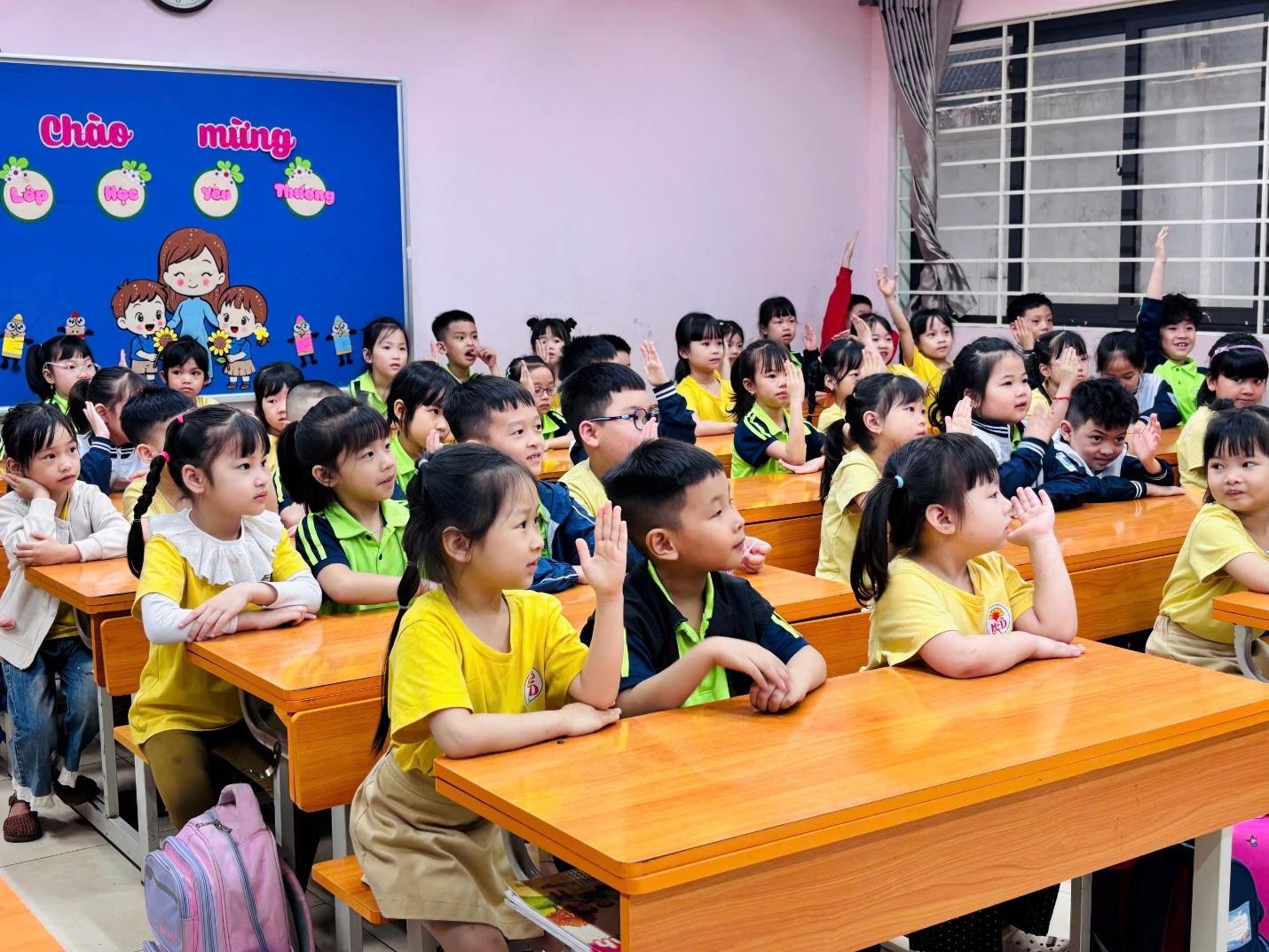 LỚP 1A1 HÂN HOAN CHÀO ĐÓN HỌC SINH MẦM NON HƯỚNG DƯƠNG ĐẾN THAM QUAN, TRẢI NGHIỆM