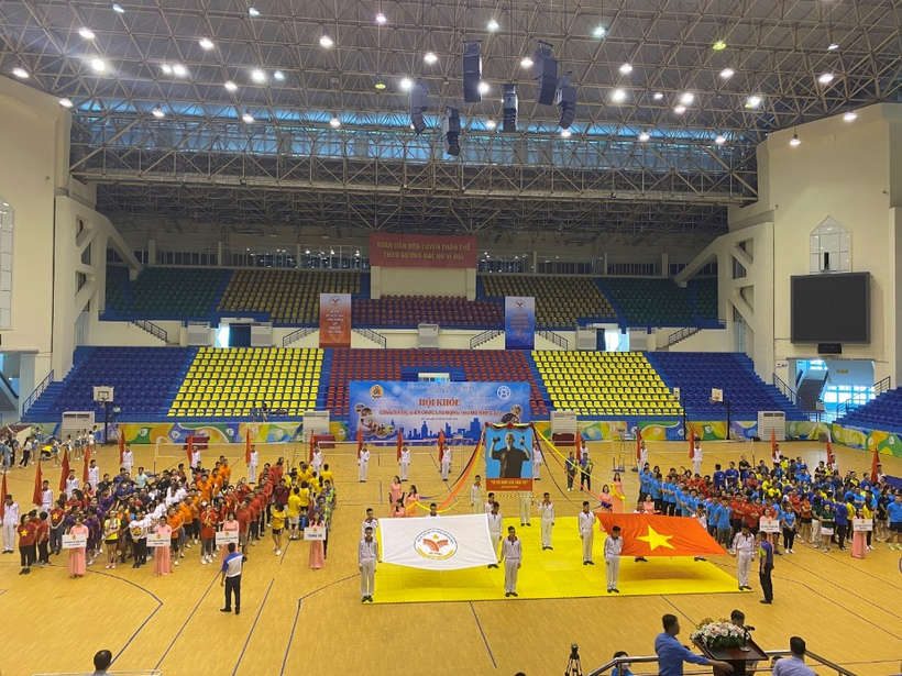 A group of people in a gymnasium

Description automatically generated with low confidence