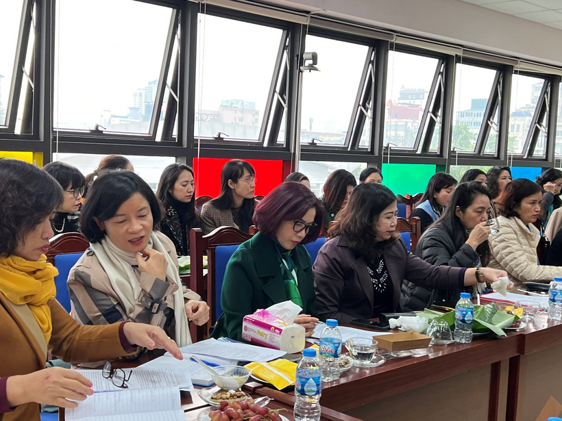 Ảnh có chứa người, bàn, cửa sổ, nhóm

Mô tả được tạo tự động