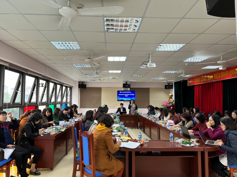 Ảnh có chứa trần, trong nhà, người, con người

Mô tả được tạo tự động