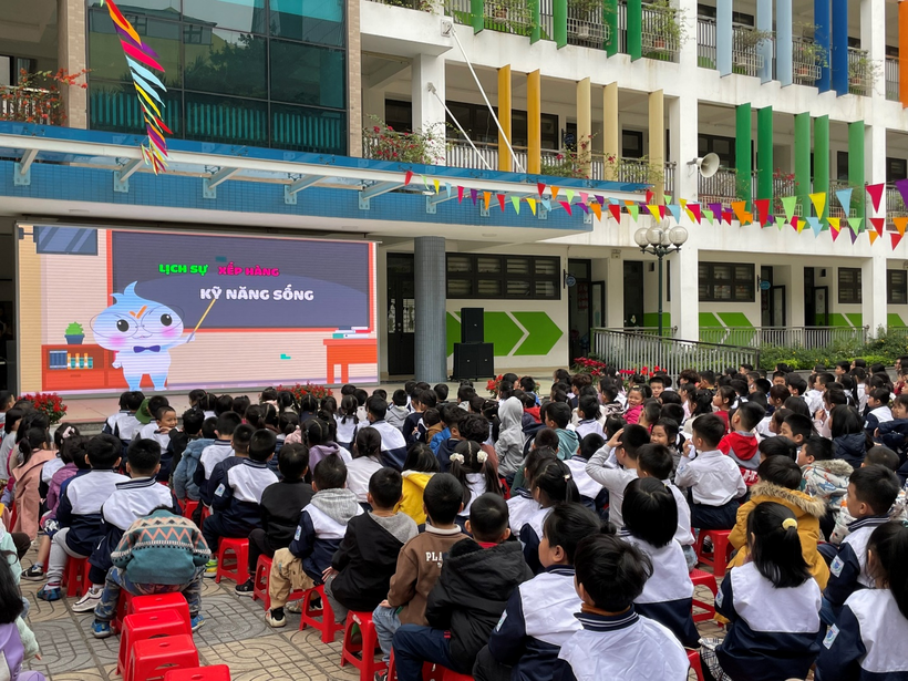 A large crowd of people in front of a building

Description automatically generated with medium confidence