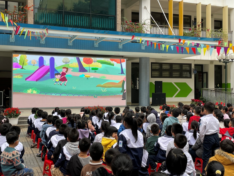A picture containing person, outdoor, people, crowd

Description automatically generated