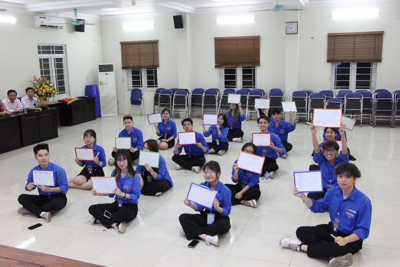 A group of people sitting in a room with laptops

Description automatically generated with medium confidence