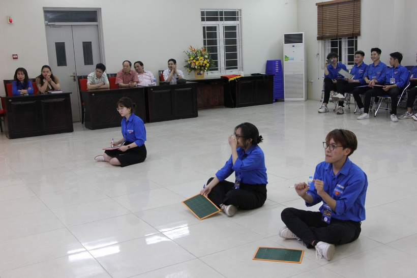 A group of people sitting on the floor

Description automatically generated with low confidence