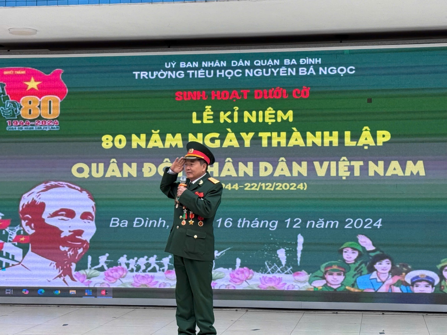 A person in uniform saluting

Description automatically generated
