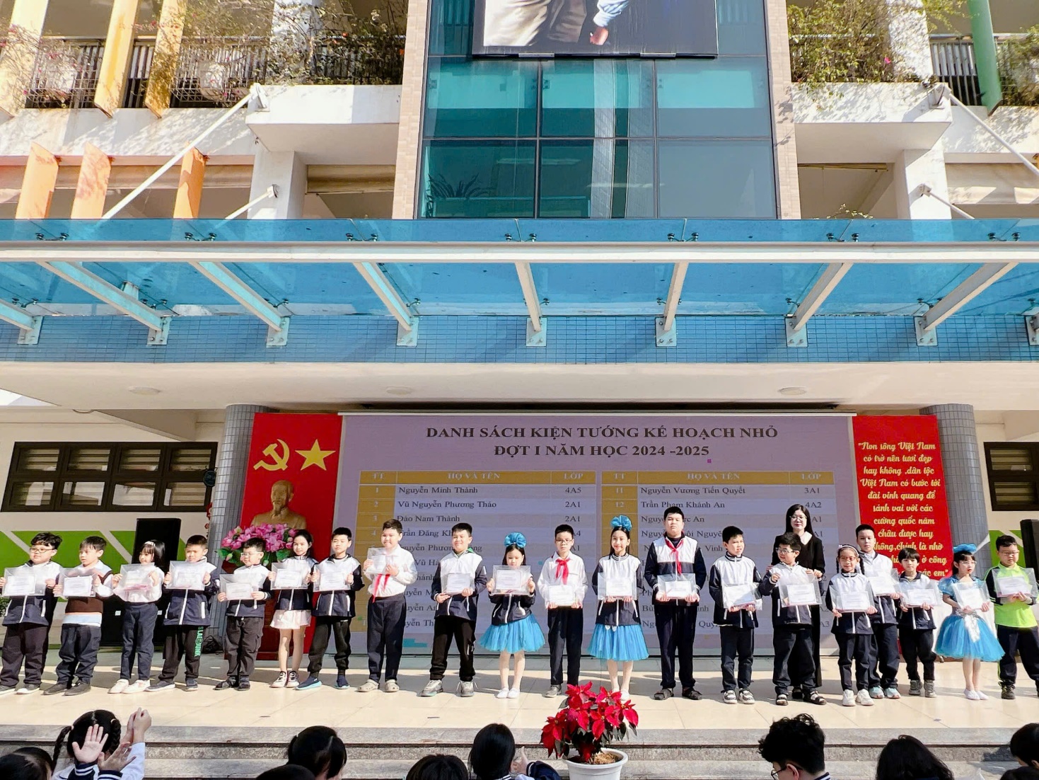 Ảnh có chứa tòa nhà, người, trang phục, ngoài trời

Mô tả được tạo tự động