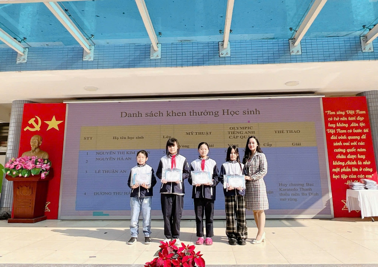 Ảnh có chứa văn bản, trang phục, hoa, tòa nhà

Mô tả được tạo tự động