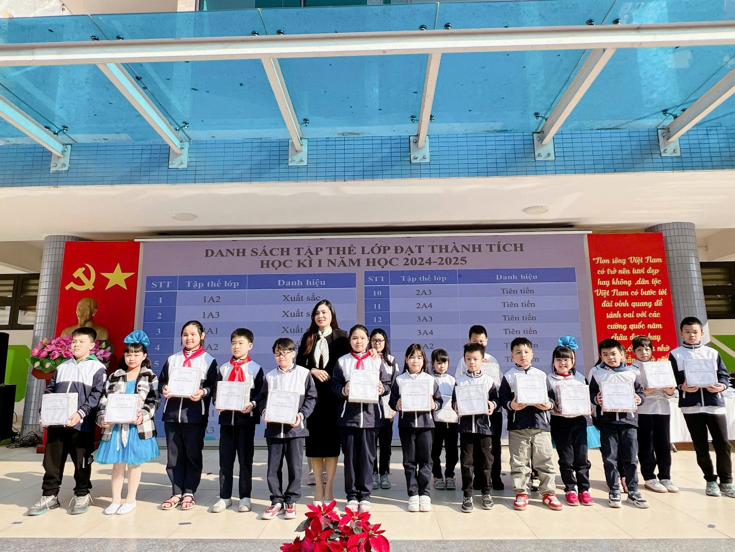 Ảnh có chứa trang phục, người, tòa nhà, giày dép

Mô tả được tạo tự động