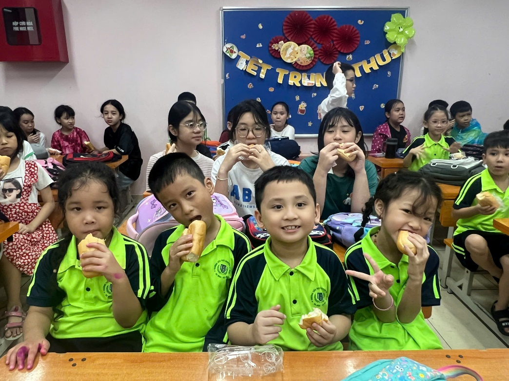 A group of children eating in a classroom
AI-generated content may be incorrect.