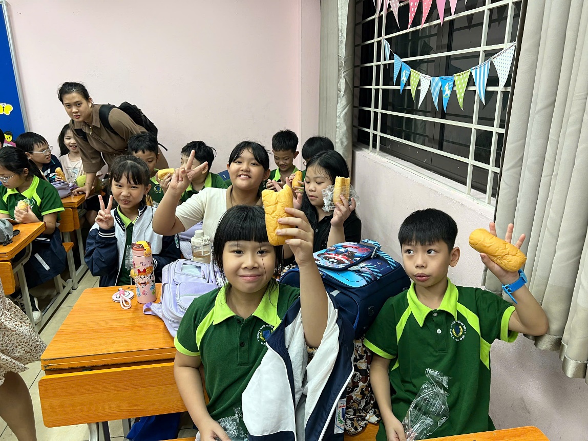 A group of children sitting at desks in a classroom
AI-generated content may be incorrect.