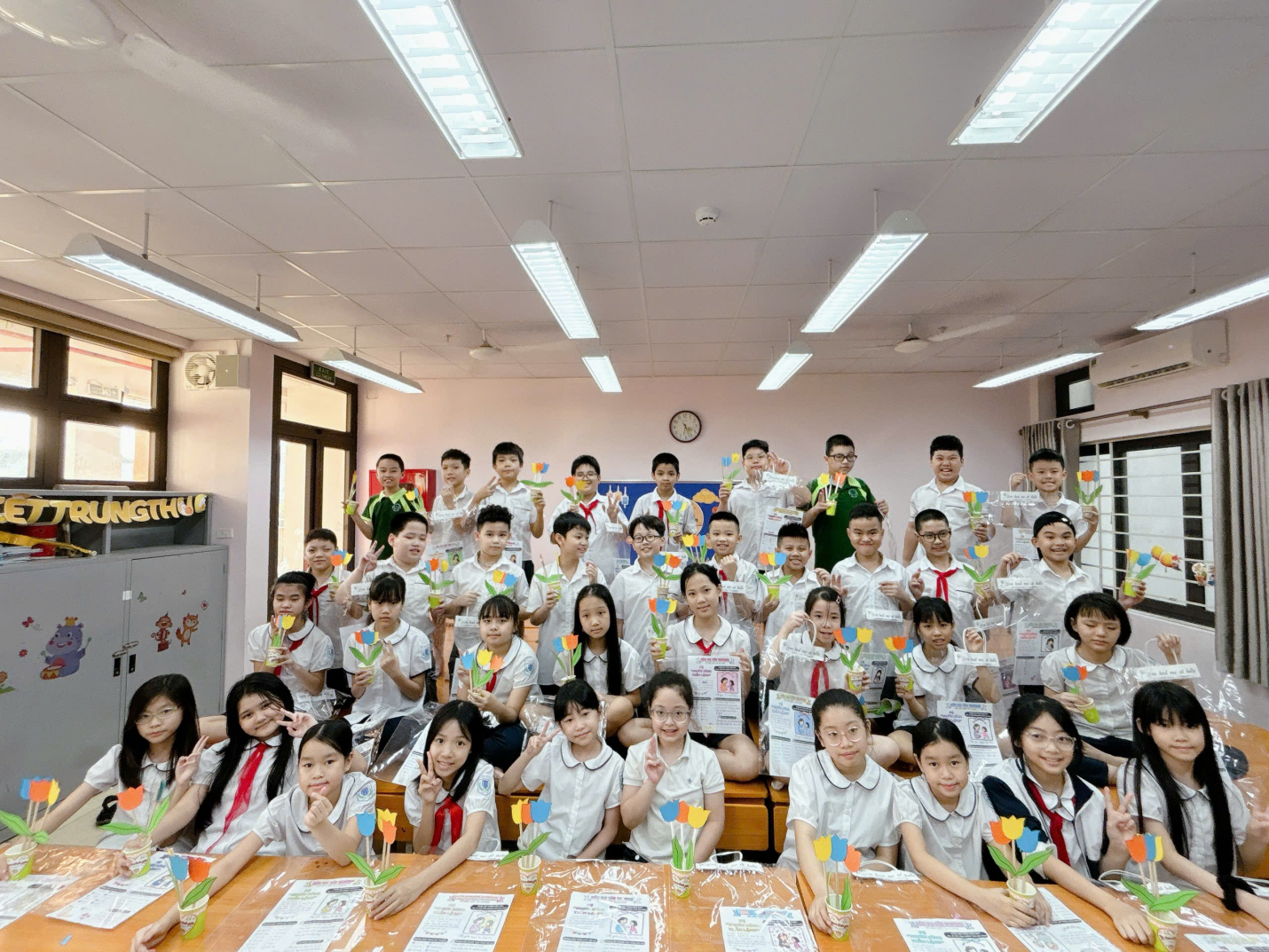 A group of people in a classroom
AI-generated content may be incorrect.