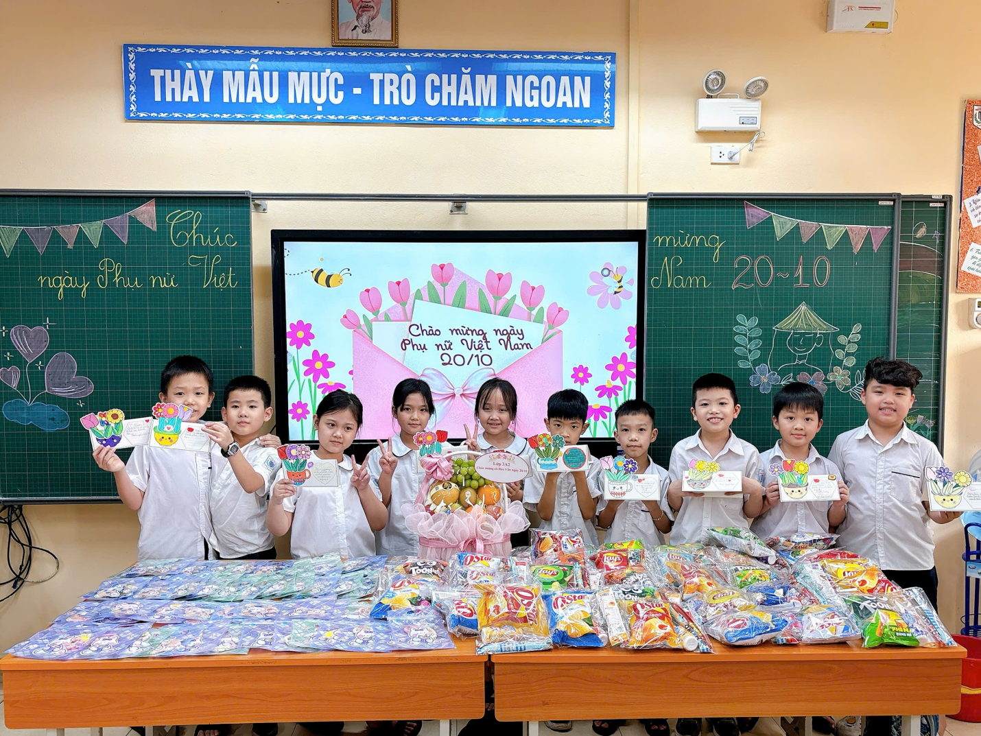 A group of children posing for a photo
AI-generated content may be incorrect.