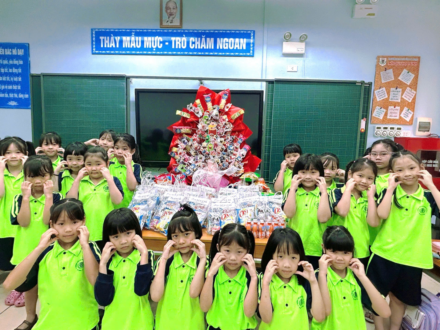 A group of children in a classroom
AI-generated content may be incorrect.