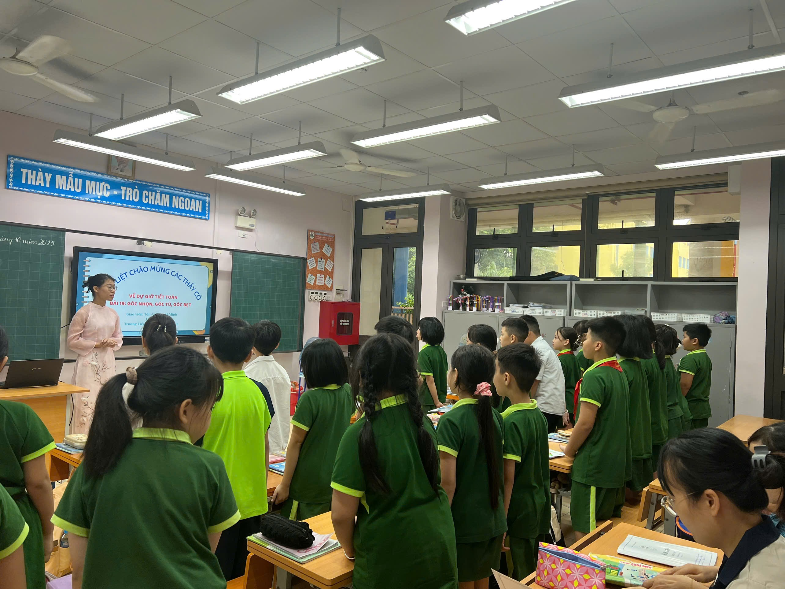 Ảnh có chứa trang phục, người, trong nhà, Giáo dục
Nội dung do AI tạo ra có thể không chính xác.