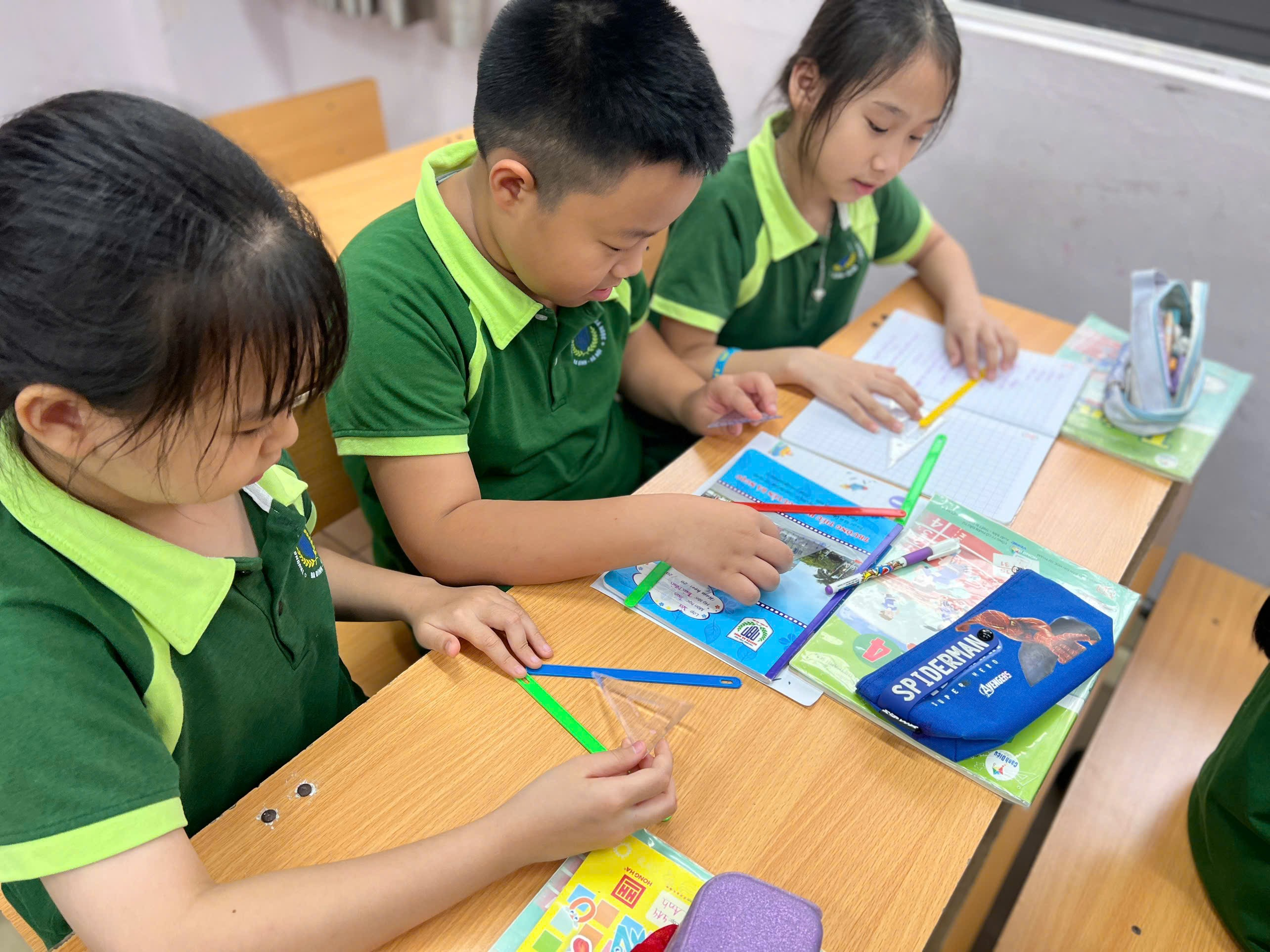 Ảnh có chứa người, trang phục, Học tập, Tác phẩm nghệ thuật của trẻ con
Nội dung do AI tạo ra có thể không chính xác.