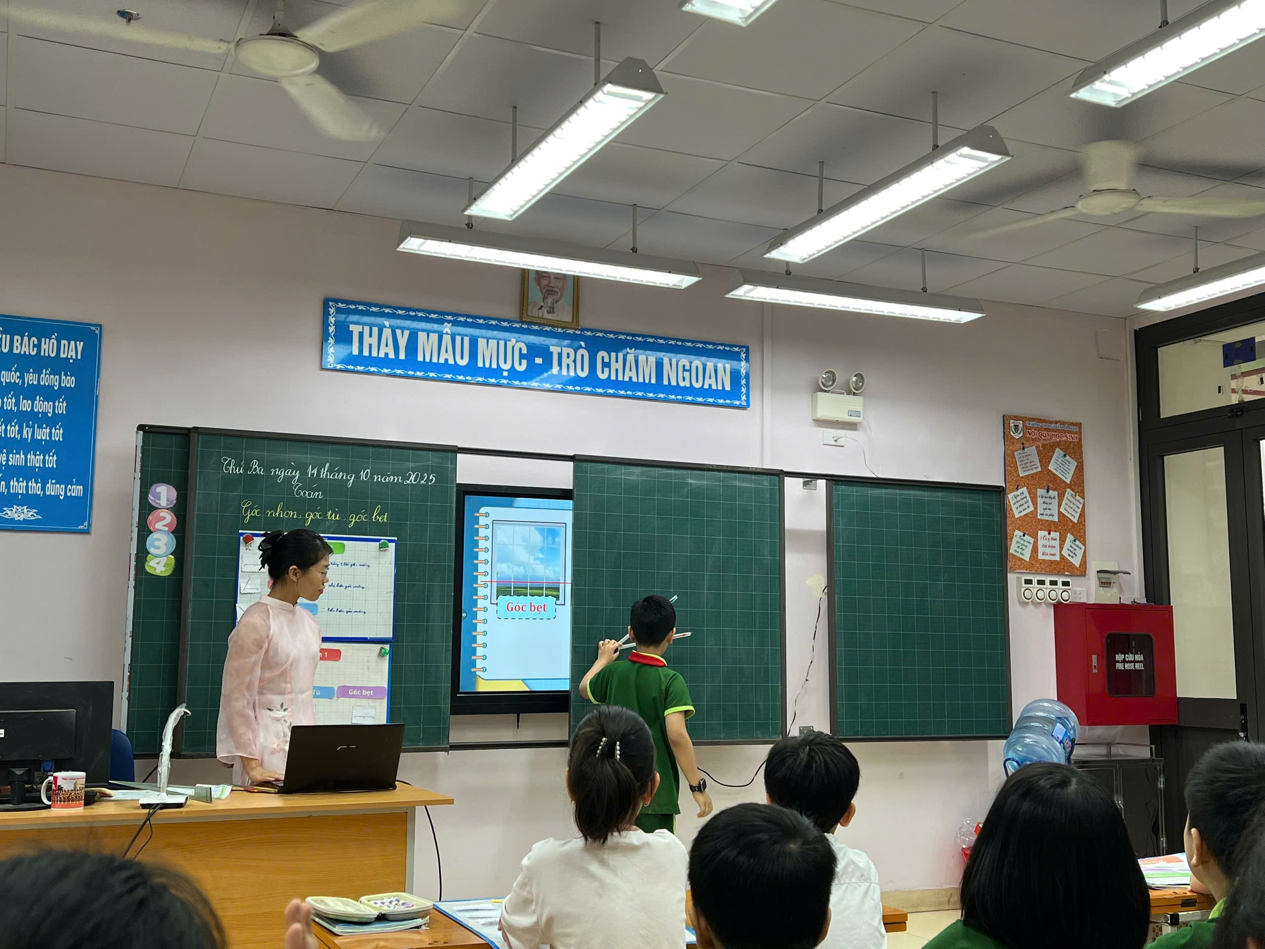 Ảnh có chứa văn bản, trang phục, trong nhà, người
Nội dung do AI tạo ra có thể không chính xác.