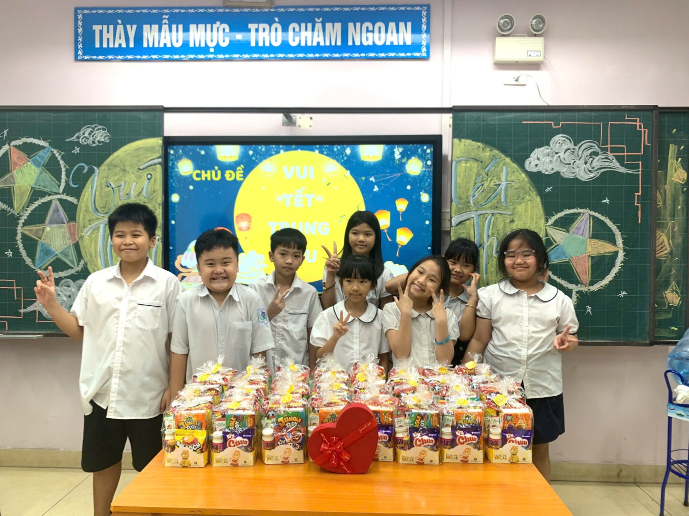 A group of children posing for a picture
AI-generated content may be incorrect.