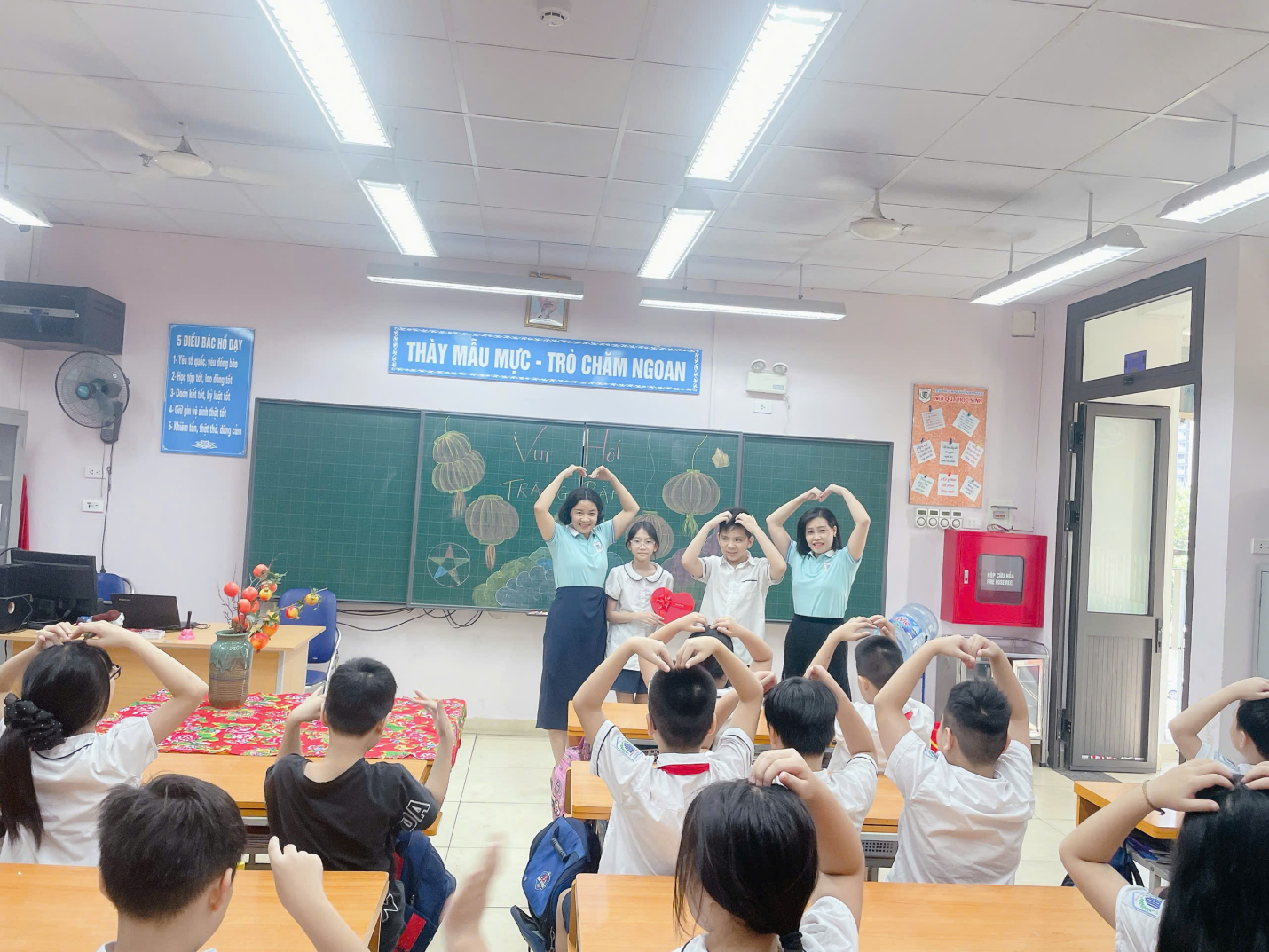 A group of children in a classroom
Description automatically generated