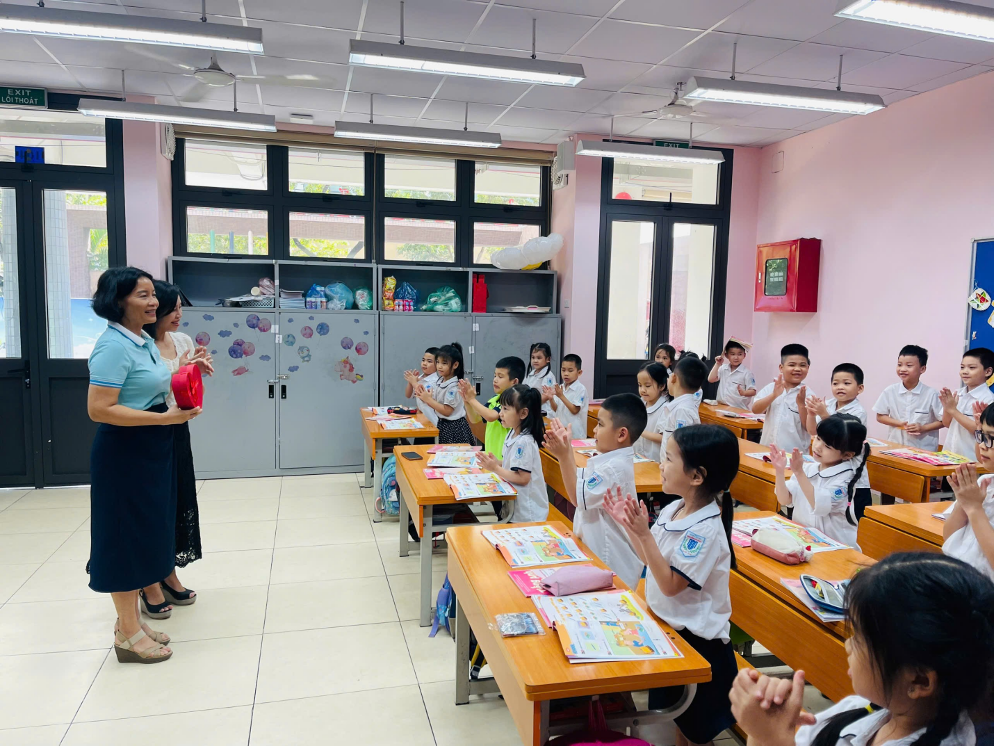 A group of children in a classroom
Description automatically generated