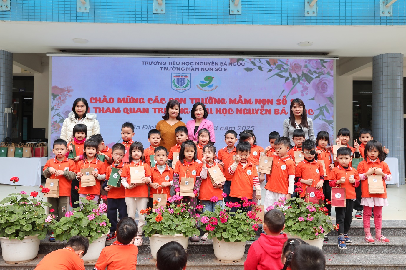 Ảnh có chứa trang phục, người, tòa nhà, đội nhóm

Nội dung do AI tạo ra có thể không chính xác.