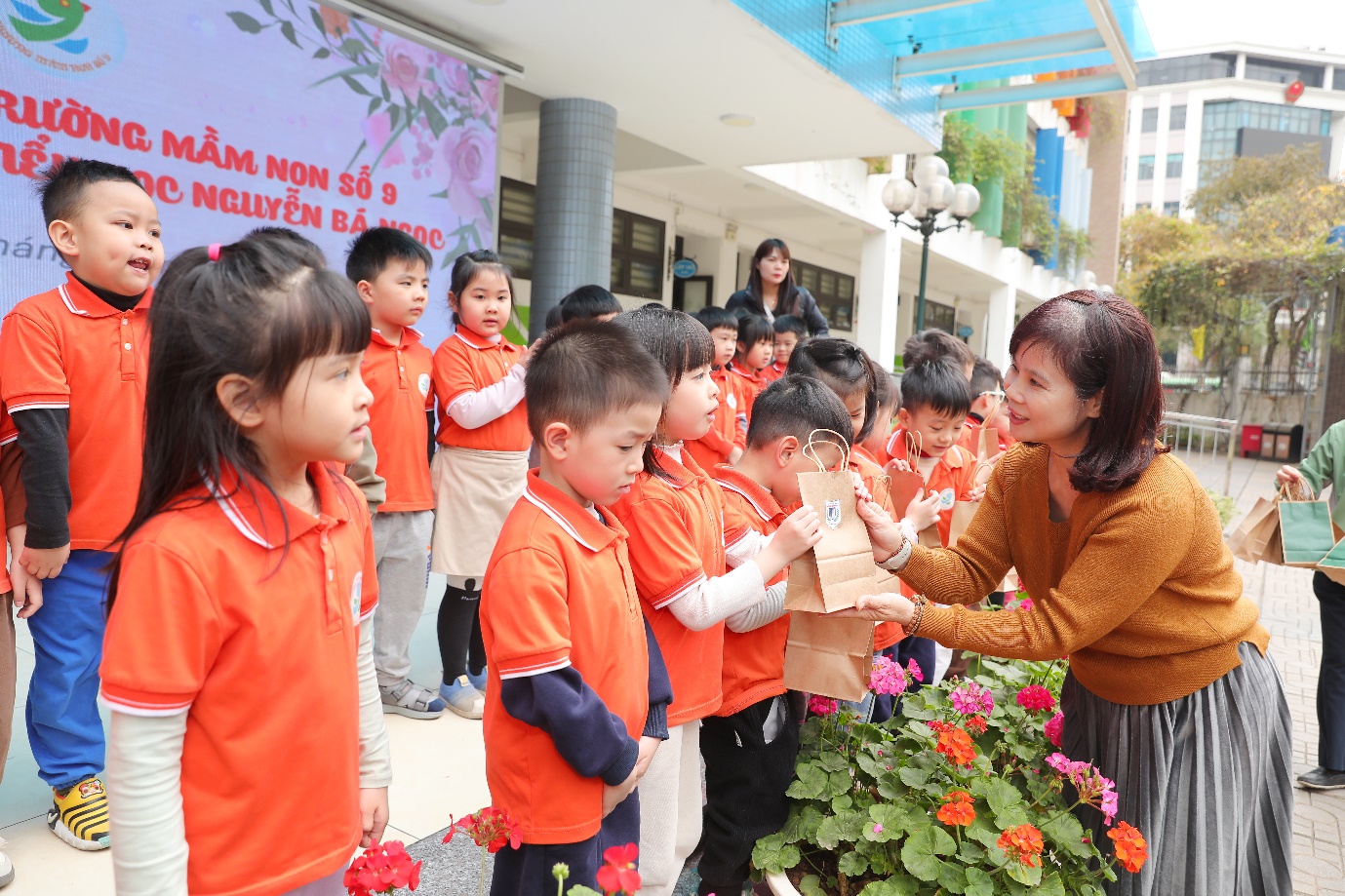 Ảnh có chứa trang phục, người, hoa, cậu bé

Nội dung do AI tạo ra có thể không chính xác.